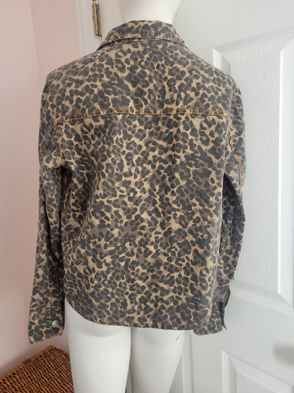 Express Leopard Print Denim Jacket Button Up Size S Small Animal Print Tan Gray* - Picture 4 of 8
